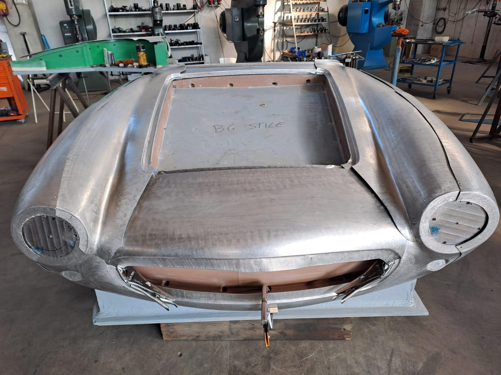 Dettaglio in acciaio inox su componente automotive — BG Stile